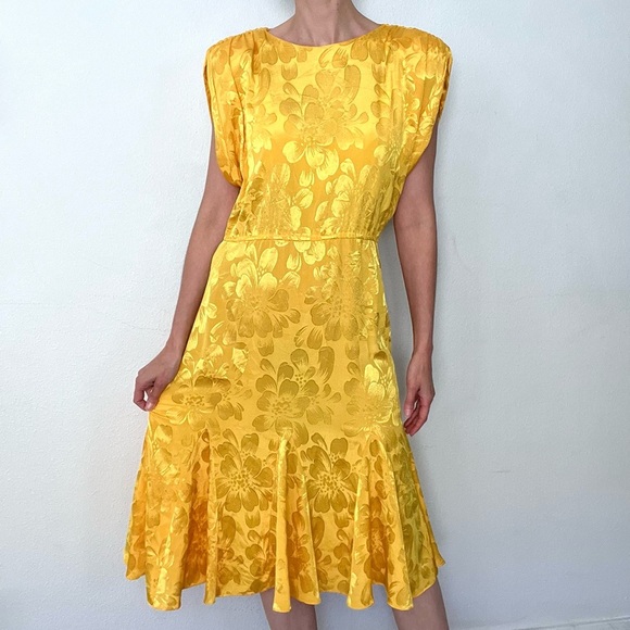 Elegant Yellow Floral Midi Dress - Picture 5 of 9